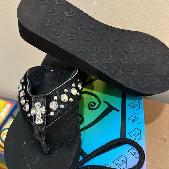 COWGIRL JEWELS SIZE 7 LEATHER UPPER WITH RHINESTONE CROSS. Thong. - Picture 3 of 3